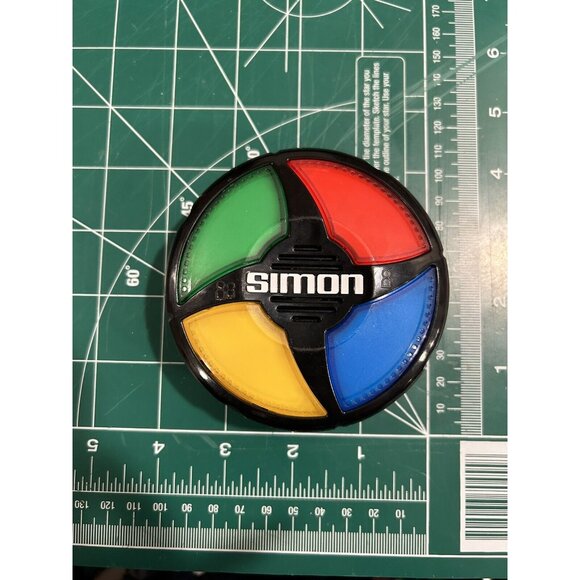2013 SIMON Says 3.5" Mini Travel Electronic Handheld Car Game Micro Series Retro - Picture 2 of 3